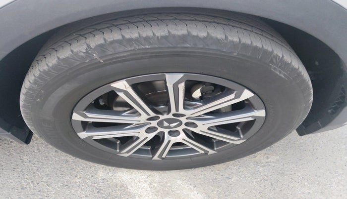 2022 Mahindra XUV700 AX 7 LUXURY D AWD AT 7 STR, Diesel, Automatic, 1,23,481 km, tyre