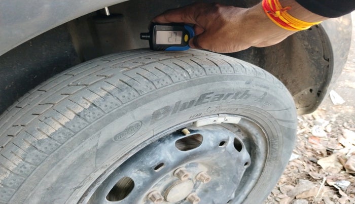 2011 Volkswagen Polo COMFORTLINE 1.2L, Diesel, Manual, 1,05,112 km, tyre