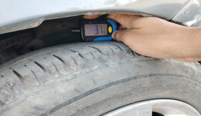 2011 Volkswagen Polo COMFORTLINE 1.2L, Diesel, Manual, 1,05,112 km, tyre