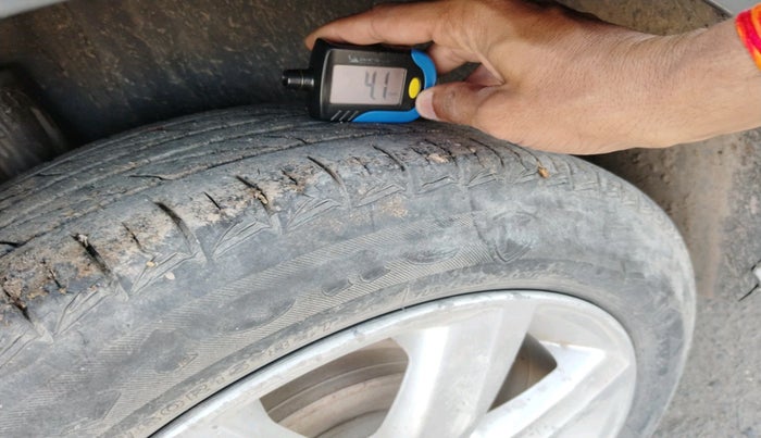 2011 Volkswagen Polo COMFORTLINE 1.2L, Diesel, Manual, 1,05,112 km, tyre