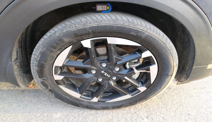 2025 KIA Carens Clavis HTK Plus (O) 1.5 Diesel MT, Diesel, Manual, 8,706 km, tyre