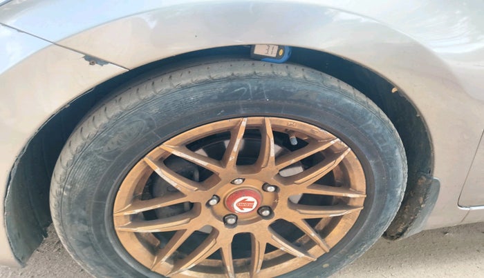 2013 Hyundai New Elantra 1.6 SX AT DIESEL, Diesel, Automatic, 1,43,343 km, tyre