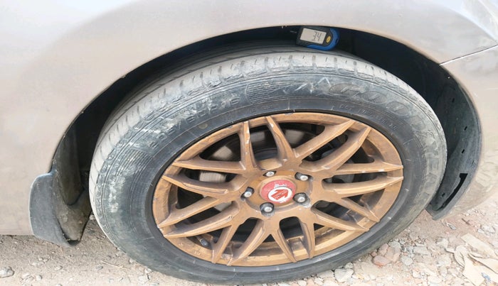 2013 Hyundai New Elantra 1.6 SX AT DIESEL, Diesel, Automatic, 1,43,343 km, tyre