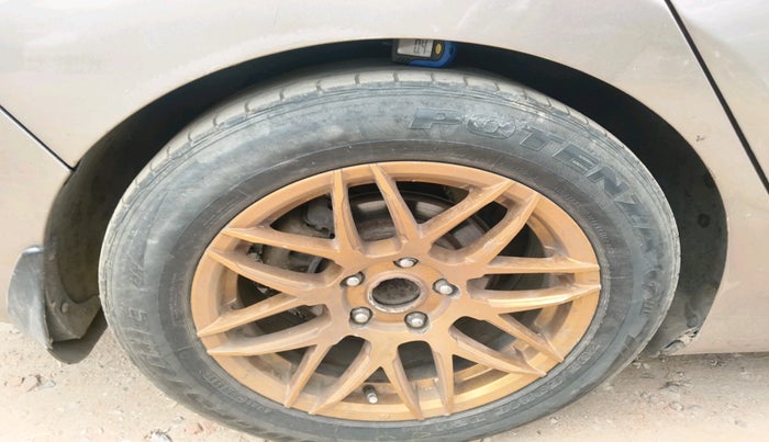 2013 Hyundai New Elantra 1.6 SX AT DIESEL, Diesel, Automatic, 1,43,343 km, tyre