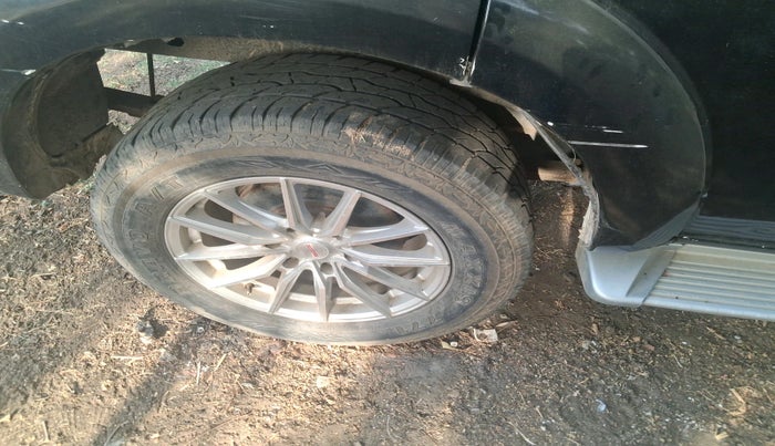 2010 Ford Endeavour 2.5L 4X2 MT, Diesel, Manual, 1,04,899 km, tyre