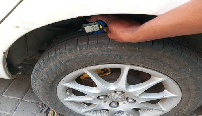 2007 Toyota Corolla H2 E 1.8, Petrol, Manual, 3,26,706 km, tyre