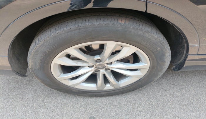 2019 Audi Q7 45 TDI QUATTRO PREMIUM PLUS, Diesel, Automatic, 1,43,566 km, tyre