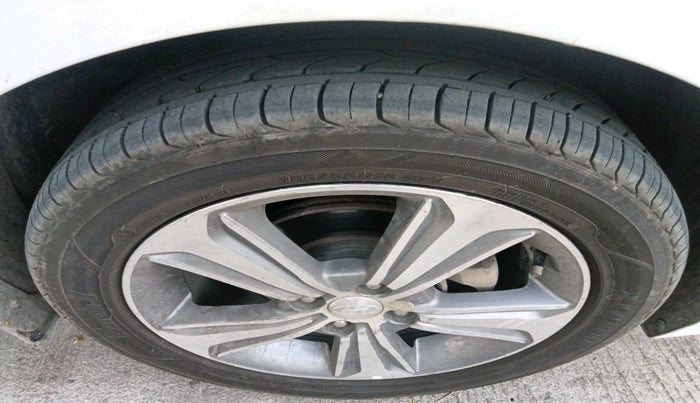 2017 Hyundai Verna 1.6 CRDI SX + AT, Diesel, Automatic, 1,64,370 km, tyre