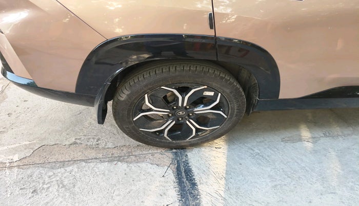 2025 Tata Curvv Accomplished S 1.2 Petrol 7DCA, Petrol, Automatic, 7,590 km, tyre