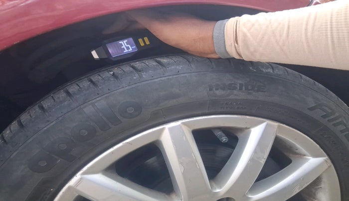 2009 Volkswagen Jetta TRENDLINE 1.6, Petrol, Manual, 1,00,053 km, tyre