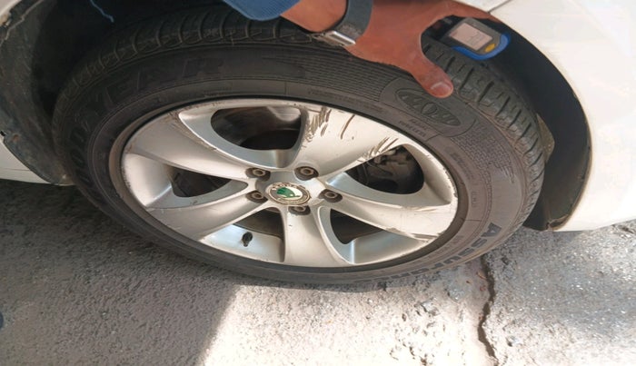 2012 Skoda Superb AMBITION 2.0 TDI CR AT, Diesel, Automatic, 1,05,179 km, tyre