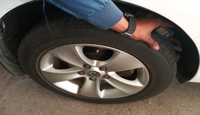 2012 Skoda Superb AMBITION 2.0 TDI CR AT, Diesel, Automatic, 1,05,179 km, tyre