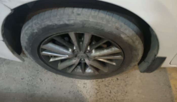 2015 Toyota Corolla Altis GL PETROL, CNG, Manual, 81,844 km, tyre