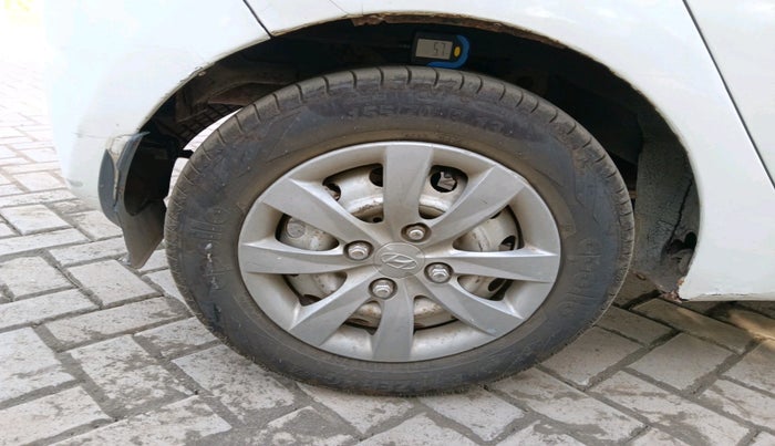 2012 Hyundai Eon ERA, Petrol, Manual, 1,09,616 km, tyre