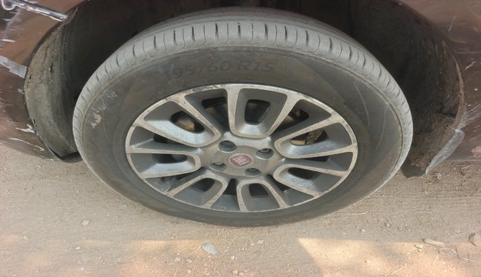 2015 Fiat Punto EVO EMOTION 1.3 MULTIJET, Diesel, Manual, 1,22,406 km, tyre