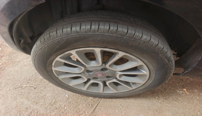 2015 Fiat Punto EVO EMOTION 1.3 MULTIJET, Diesel, Manual, 1,22,406 km, tyre