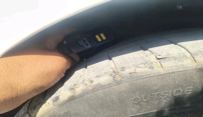 2015 BMW 3 Series 320D SPORTLINE, Diesel, Automatic, 1,14,175 km, tyre