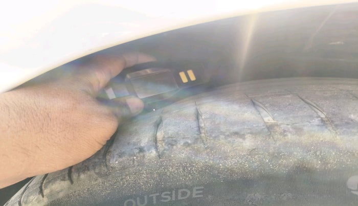 2015 BMW 3 Series 320D SPORTLINE, Diesel, Automatic, 1,14,175 km, tyre