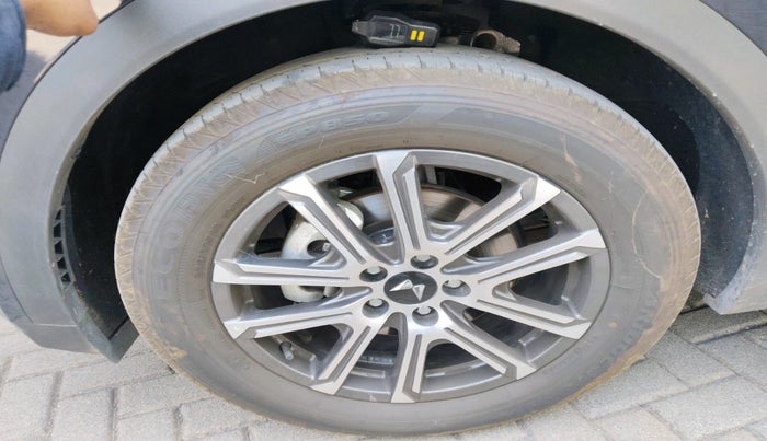 2024 Mahindra XUV700 AX 7 P AT 7 STR, Petrol, Automatic, 4,588 km, tyre