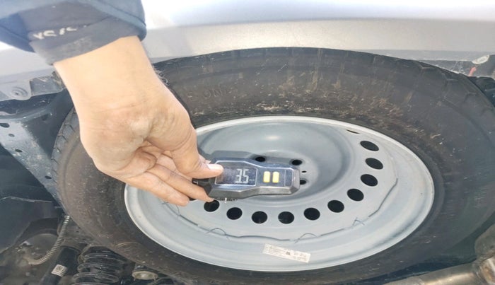 2024 Mahindra XUV700 AX 7 P AT 7 STR, Petrol, Automatic, 4,588 km, tyre