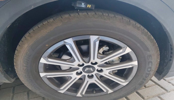 2024 Mahindra XUV700 AX 7 P AT 7 STR, Petrol, Automatic, 4,588 km, tyre