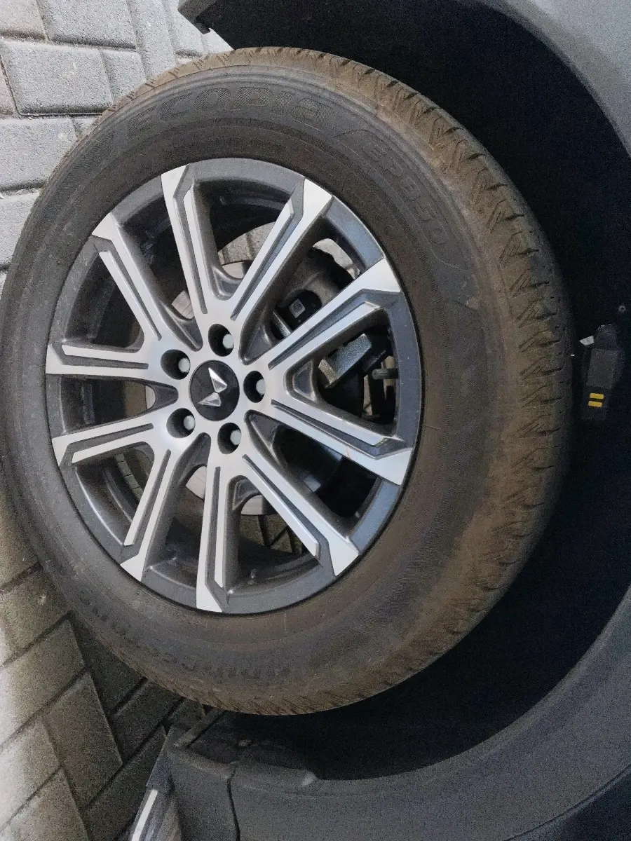 2024 Mahindra XUV700 AX 7 P AT 7 STR, Petrol, Automatic, 4,588 km, tyre