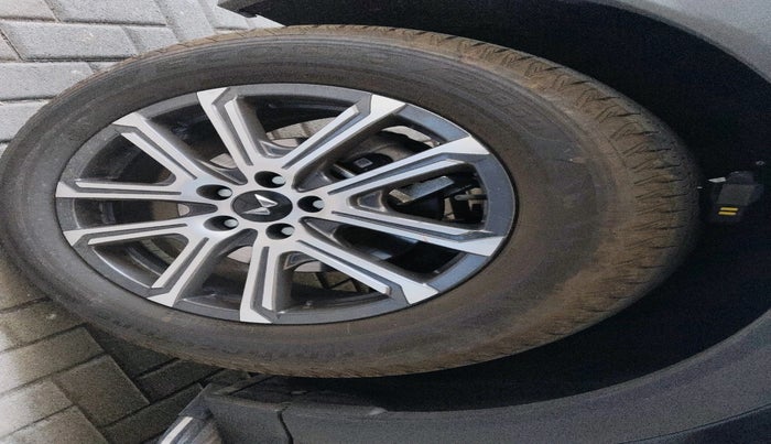 2024 Mahindra XUV700 AX 7 P AT 7 STR, Petrol, Automatic, 4,588 km, tyre