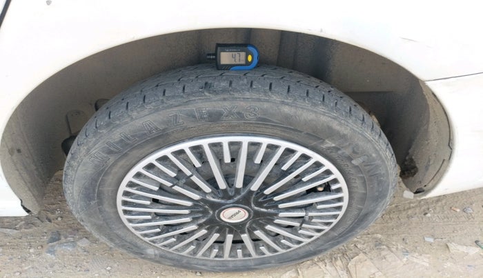 2011 Volkswagen Vento TRENDLINE 1.6, CNG, Manual, 1,48,450 km, tyre