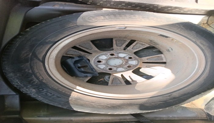 2011 Honda Accord 2.4L I-VTEC AT, Petrol, Automatic, 1,16,063 km, tyre