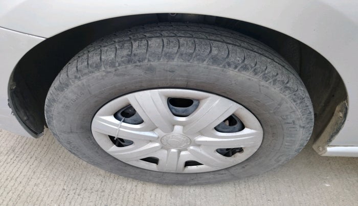 2013 Skoda Rapid AMBITION 1.6 TDI CR MT PLUS, Diesel, Manual, 1,12,710 km, tyre