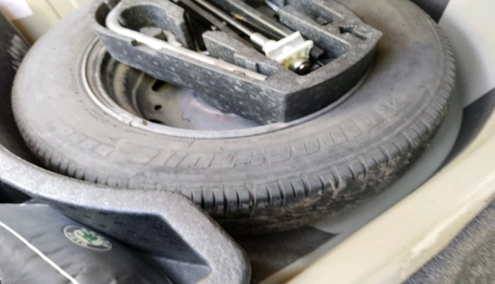 2013 Skoda Rapid AMBITION 1.6 TDI CR MT PLUS, Diesel, Manual, 1,12,710 km, tyre