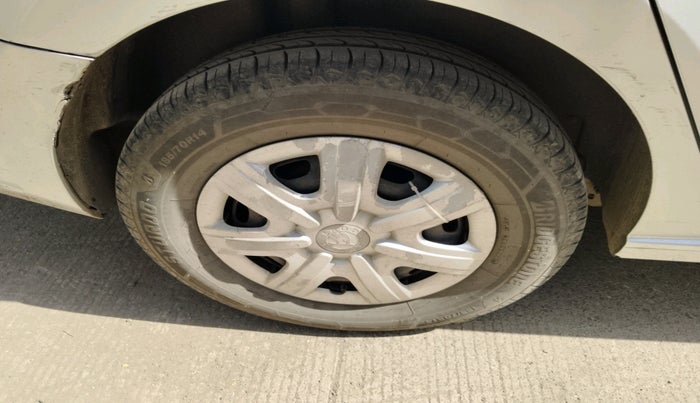 2013 Skoda Rapid AMBITION 1.6 TDI CR MT PLUS, Diesel, Manual, 1,12,710 km, tyre