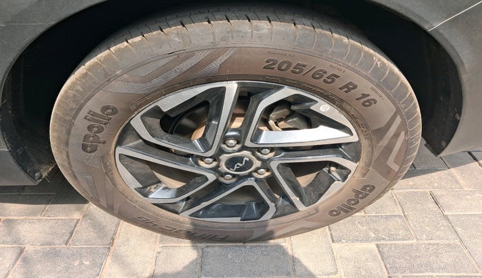 2022 KIA CARENS LUXURY PLUS 1.4 PETROL DCT 7 STR, Petrol, Automatic, 51,352 km, tyre