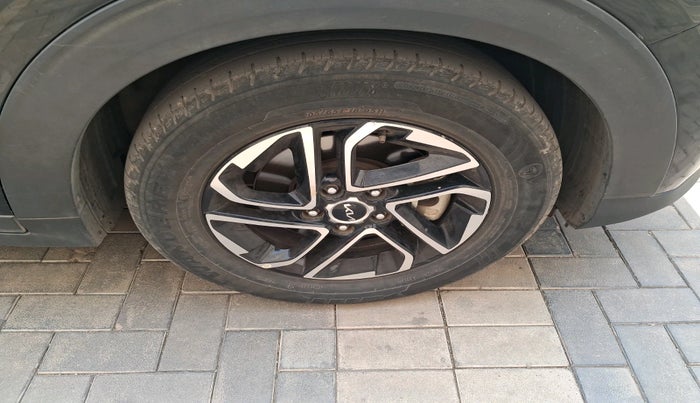 2022 KIA CARENS LUXURY PLUS 1.4 PETROL DCT 7 STR, Petrol, Automatic, 51,352 km, tyre