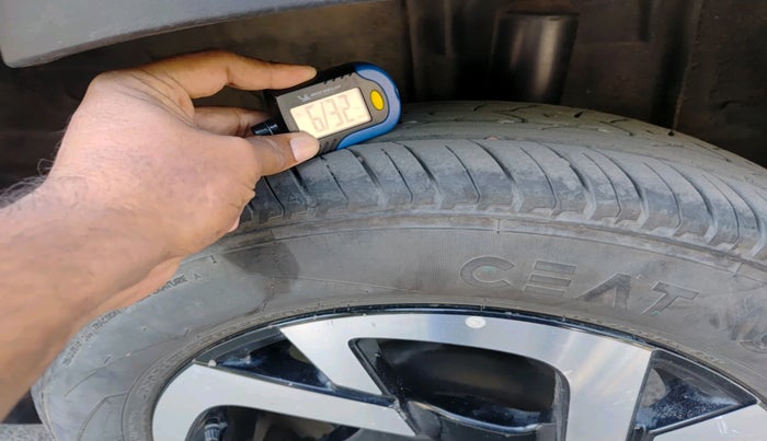 2024 Nissan MAGNITE XV PREMIUM TURBO CVT, Petrol, Automatic, 23,748 km, tyre