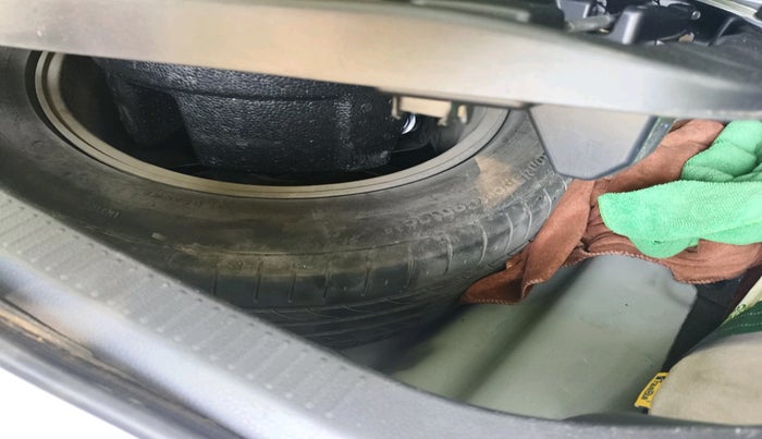 2023 Toyota Camry HYBRID, Hybrid, Automatic, 74,165 km, tyre