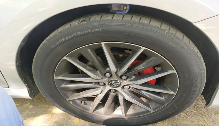 2023 Toyota Camry HYBRID, Hybrid, Automatic, 74,165 km, tyre