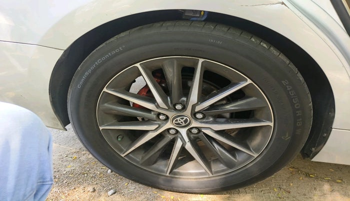 2023 Toyota Camry HYBRID, Hybrid, Automatic, 74,165 km, tyre