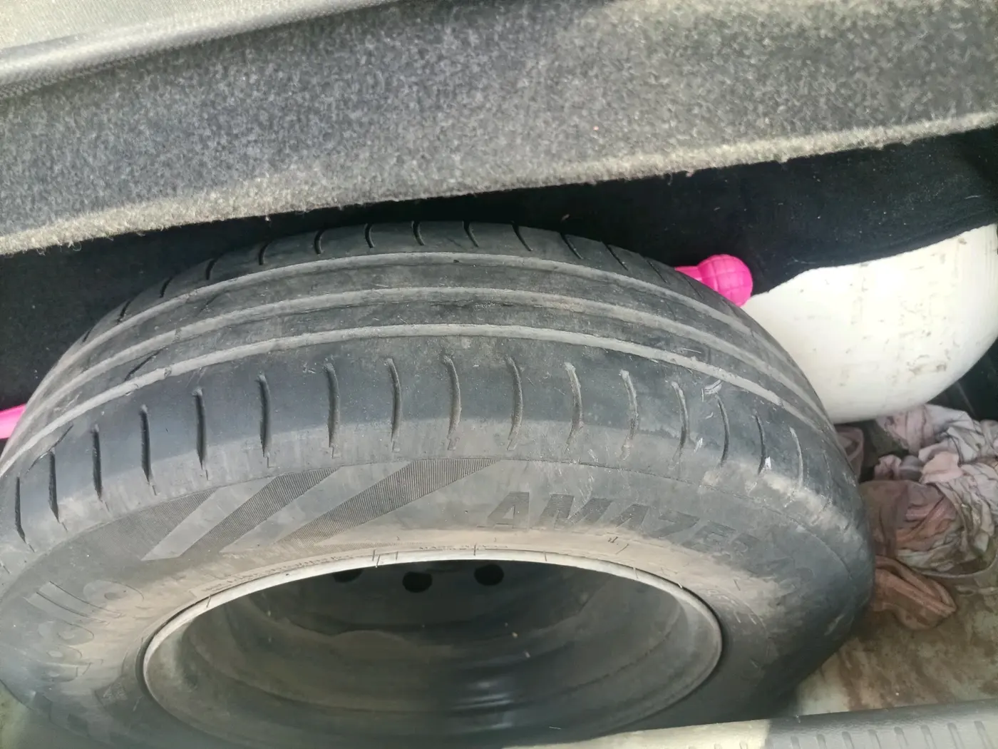 2018 Maruti Swift VXI, CNG, Manual, 1,37,939 km, tyre