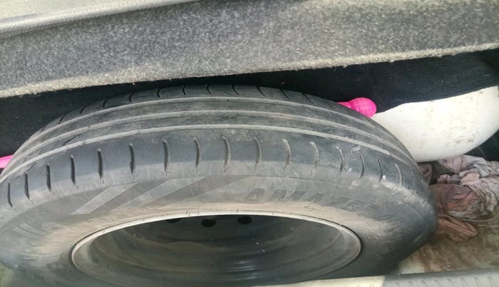 2018 Maruti Swift VXI, CNG, Manual, 1,37,939 km, tyre