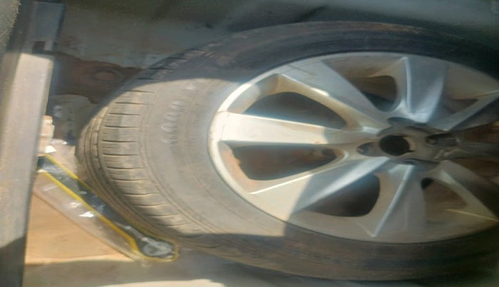 2011 Hyundai Verna FLUIDIC 1.6 VTVT SX OPT, Petrol, Manual, 86,066 km, tyre