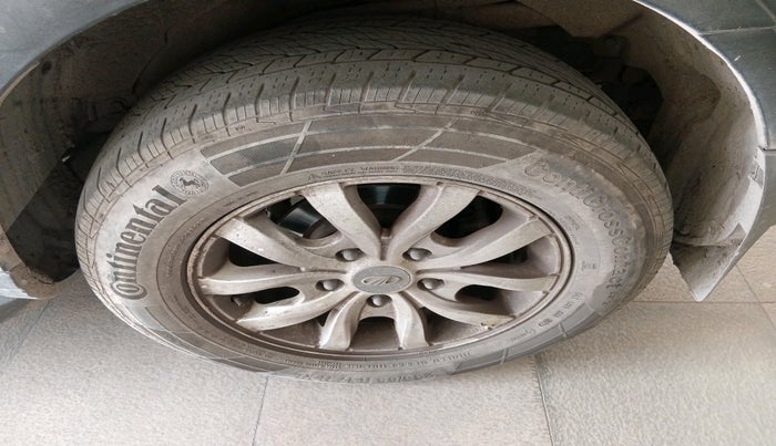 2016 Mahindra XUV500 W10 1.99, Diesel, Manual, 1,37,049 km, tyre