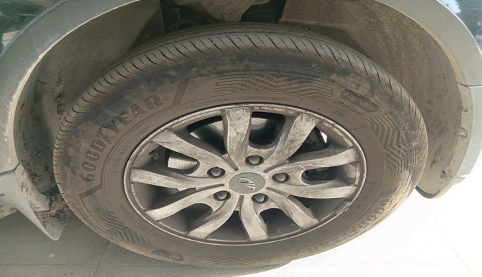 2016 Mahindra XUV500 W10 1.99, Diesel, Manual, 1,37,049 km, tyre