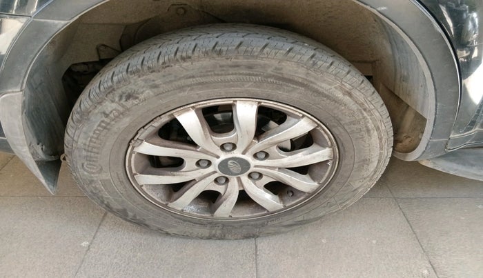 2016 Mahindra XUV500 W10 1.99, Diesel, Manual, 1,37,049 km, tyre