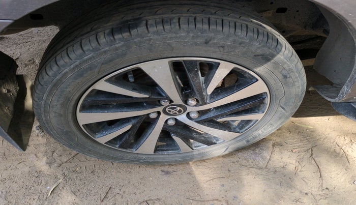 2023 Toyota Innova Crysta 2.4 GX 7STR, Diesel, Manual, 30,172 km, tyre