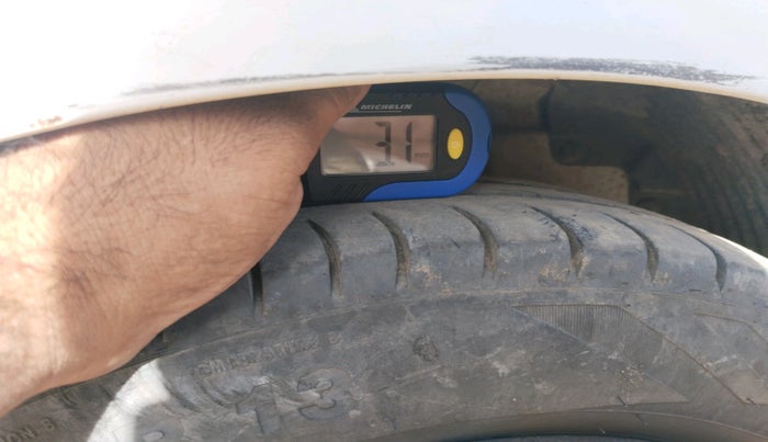 2018 Hyundai Eon ERA +, CNG, Manual, 73,756 km, tyre