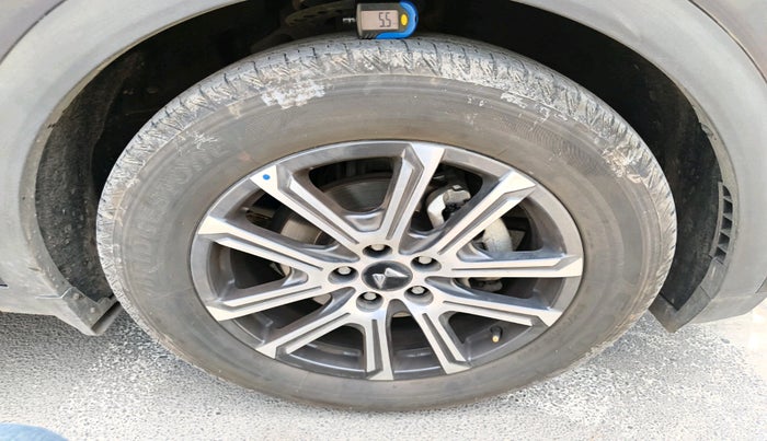 2025 Mahindra XUV700 AX 7 D AT 7 STR, Diesel, Automatic, 11,425 km, tyre