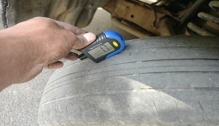 2007 Toyota Innova V 2.5 8 STR, Diesel, Manual, 1,87,006 km, tyre