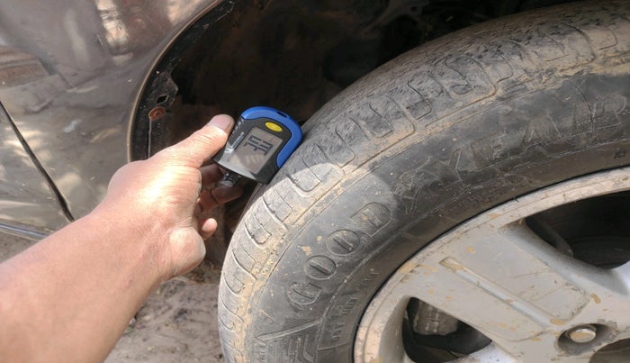 2007 Toyota Innova V 2.5 8 STR, Diesel, Manual, 1,87,006 km, tyre