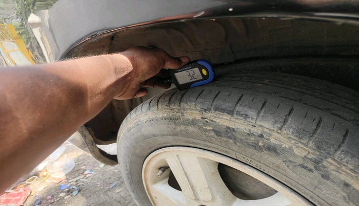 2007 Toyota Innova V 2.5 8 STR, Diesel, Manual, 1,87,006 km, tyre